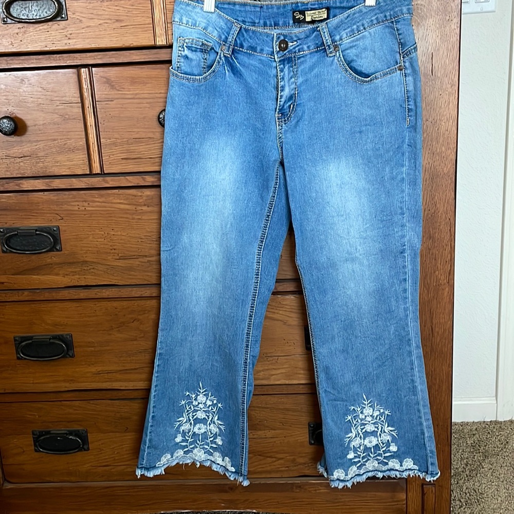Embroidered Cropped Jeans